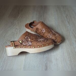 JOHNNY WAS Clogs Embroidered Leather Mono Clog Tonal Women's Size 10 nwob